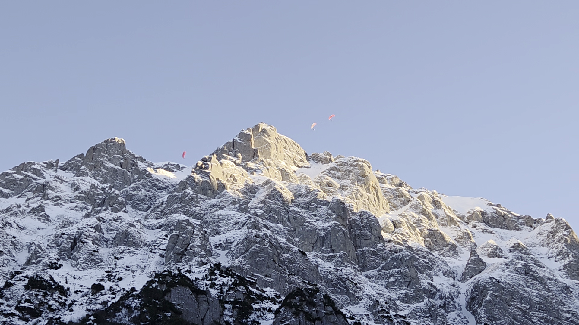 Parapante deasupra stancilor vazute de la Malaiesti